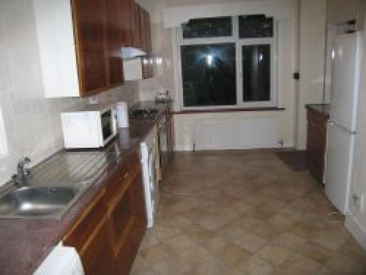 			NEW ON!, 4 Bedroom, 1 bath, 1 reception Flat			 Brookside Road, GOLDERS GREEN NW11